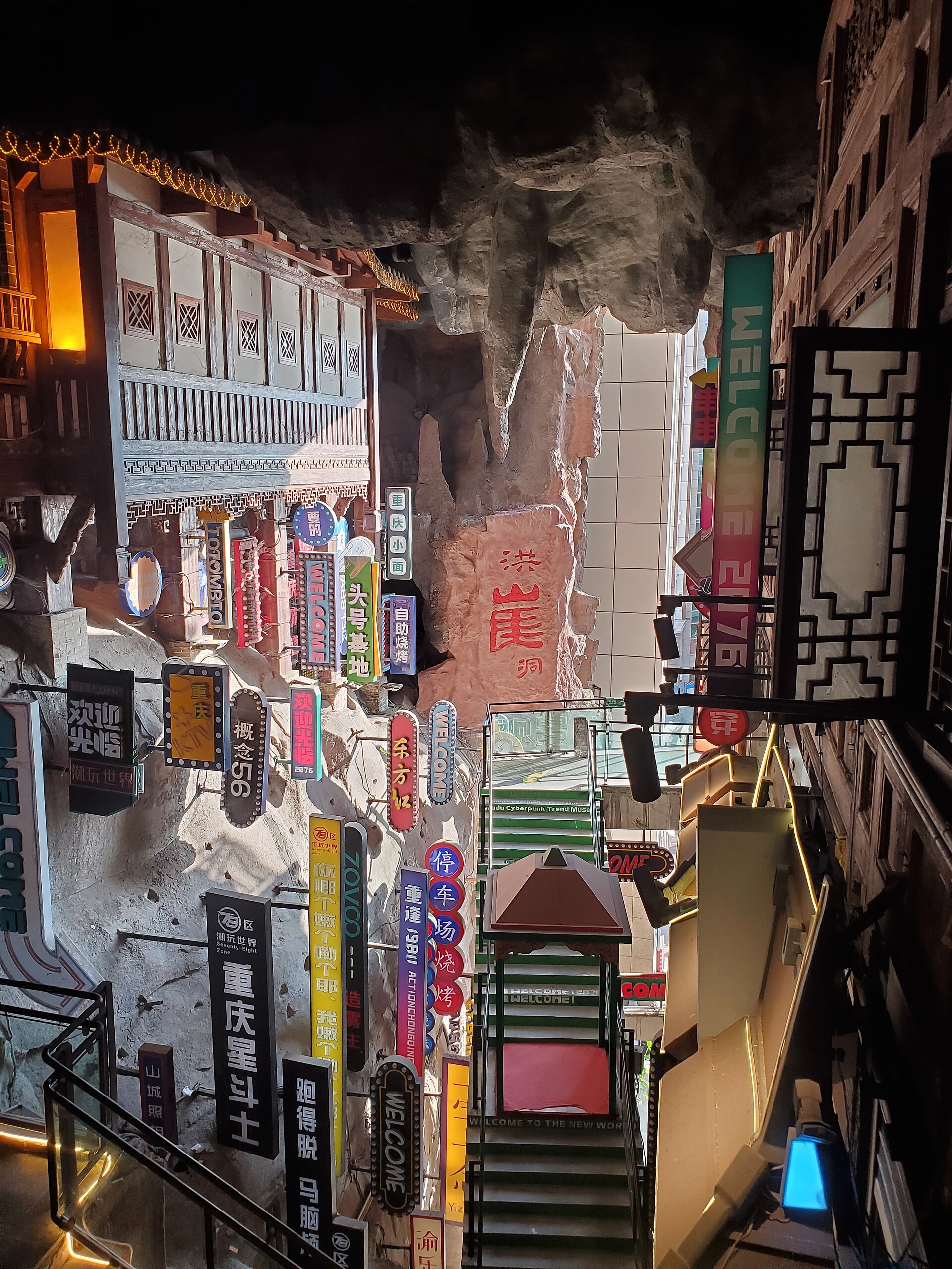 Hongya Cave in Chongqing