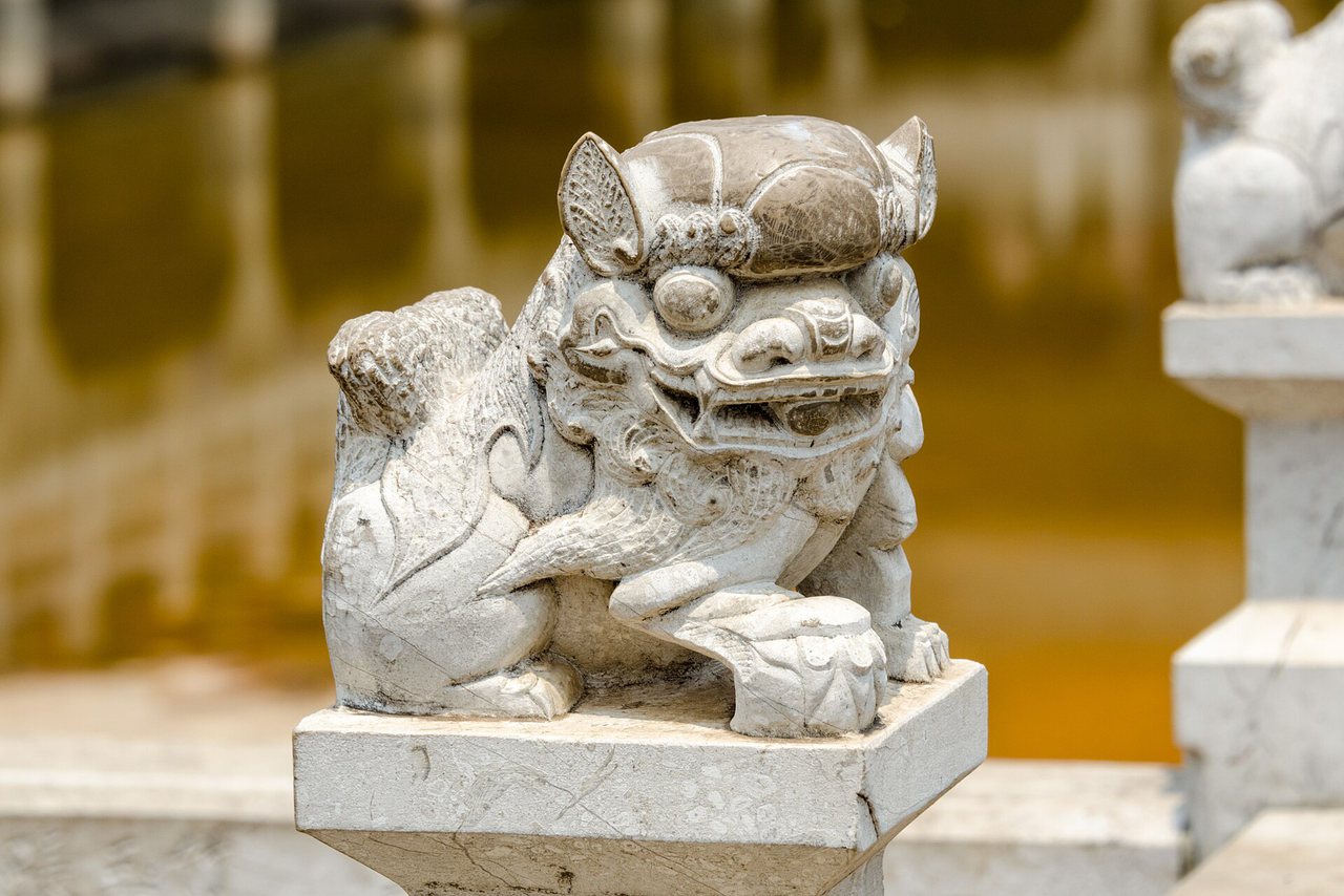 Stone-carving detail at Yuantong Temple